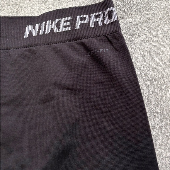 Nike Pro Black 3/4 Training Leggings - Picture 5 of 6